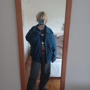 Vintage 80-tals jeansjaka - En lite oversize jeanjaka från 80 talet den är ganska använd och dragkedjan funkar inte men den är jätte bra kavlite och skitsnygg om man gillar vintage kläder. Det står storlek 50 fasst det var ju andra storlekar då fasst den är stor och borde passa alla
