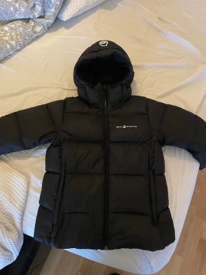 Sail racing vinterjacka - Säljer min Sailracing dunjacka. Modellen heter: W cloud down hood och kostar ny 4200kr. Jag säljer den för 1450kr, pris kan diskuteras vid snabb affär! Knappt använd, så det är nyskick på jackan! 
