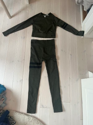 Stronger set - Ett fint och aldrig använt stronger set! Storlek xs