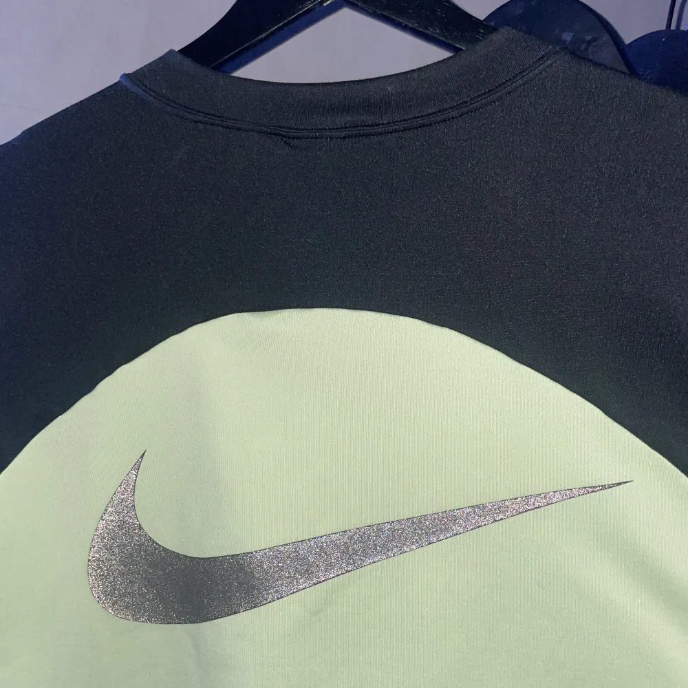 Hej! Säljer denna limited edition t-shirten från Nikes samarbete med det japanska märket Ambush. Tshirten är i toppenskick och har en neongrön färg (syns dåligt på bilderna). Den är köpt på ”naked copenhagen” för runt 1200 kr förra året! Oversized fit!. T-shirts.