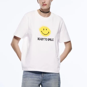 Zara t-shirt - T-shirt från zara köptes i början på 2022 men endast använd nån enstaka gång🥰