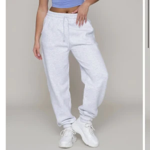 LXA mjukisbyxor  - Gråa mjukisbyxor från LXA i storlek M, så himla gosiga! Finns inga bättre mjukisar än dessa, men råkade köpa fel !! Nya med lappen kvar 🤍