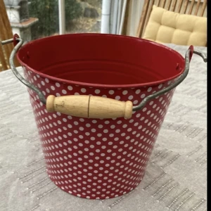 Röd vit prickig hink retro  - En röd och vit prickig hink. I utmärkt skick!  Kolla gärna in mina andra annonser och hör av dig om du har någon fundering.