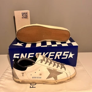 Golden goose  - Säljer ett par sjukt snygga golden goose i storlek 40, cond 9/10 (skorna ska se slitna ut). Kommer med OG box, dustbag och äkthetscertifikat
