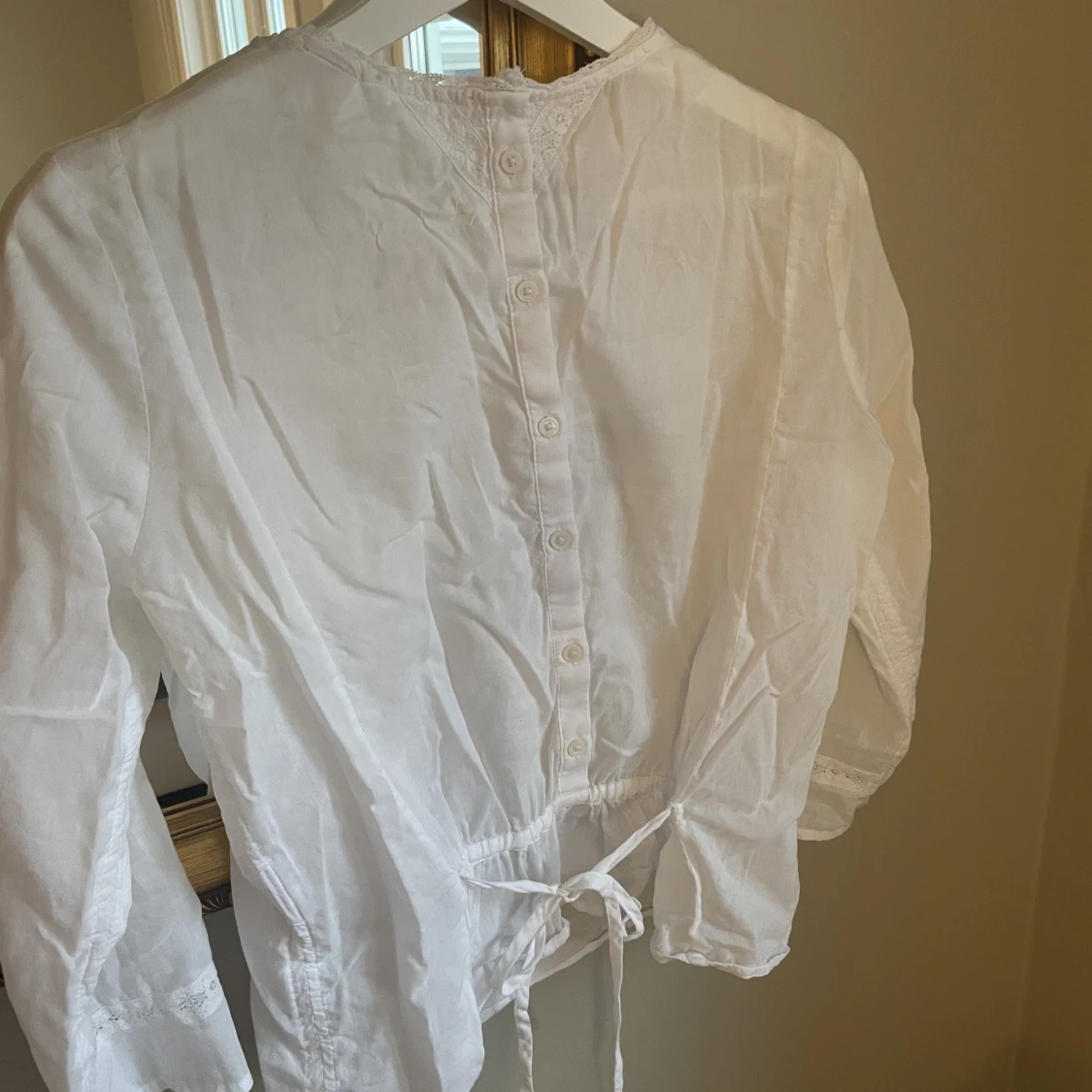 Vit blus spetsdetaljer - 90