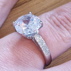 Bling ring i rostfrittstål stl 17 - Riktigt vacker ring i rostfrittstål med stenar. Stl 17.   Perfekt som julklapp/löftes ring.  Tappar inte färg. Nickelfri. Bada/duscha med den. 