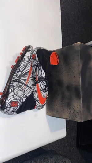 Nike hypervenom Phantom 2 fg - Ett par väldigt sällsynta  och eftertraktade skor. Skorna är i bra skick. För fler bilder så skriv i chatten. 