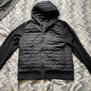 J Lindeberg Cardigan - Tja! Säljer nu min cardigan då den ej kommer till användning. Skriv om du har frågor eller om fler bilder önskas. 