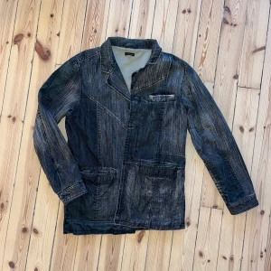 Tjock kavaj - En cool kavaj i patches med jeanstyg. Lite gröngrå. Rätt lång på mig som är 180