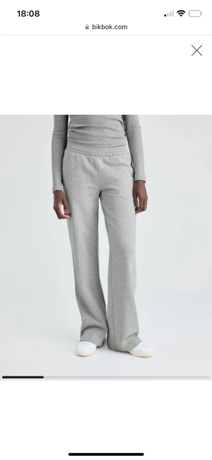 Lågmidjade mjukisbyxor - Säljer dessa lowwaist mjukisbyxor från BikBok då de inte passar mig längre. Köpta i somras men är fortfarande i fint skick🤍 Nypris:399