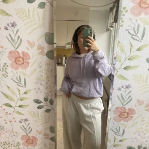 Lila hoodie - Jättemysig lila hoodie, lite skrynklig på bilden men inget som inte går att fixa ! Väldigt mysig att ha nu på vintern, den har tre små fläckar som knappt syns därmed  går priset att diskutera ! 