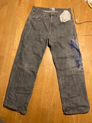 Jeans Your local dealer  - Fint skick användna lagom slitna jeans märke your lovar dealer 