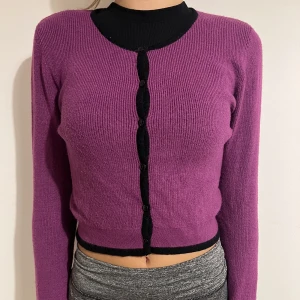 Kofta - Lila kofta från Urban Outfitters.  Storlek M men ganska liten så skulle säga att egentlig storlek är XS/S. I bra skick. 