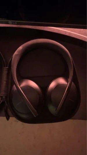 Bose hörlurar  - Köpte dom när jag skulle flyga utomlands förra året sen inte använt sen dess köpt på Arlanda för 3799kr har ej kvitto kvar 