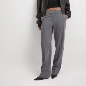 Lågmidjade gråa kostymbyxor - Säljer dessa helt nya kostymbyxor från NA-KD men aldrig använda. Säljer flera kostymbyxor och vill bli av med den snabbt. Skriv vid frågor eller funderingar. Skulle också säga att dem är mer som ett par 36 or Nypris 599