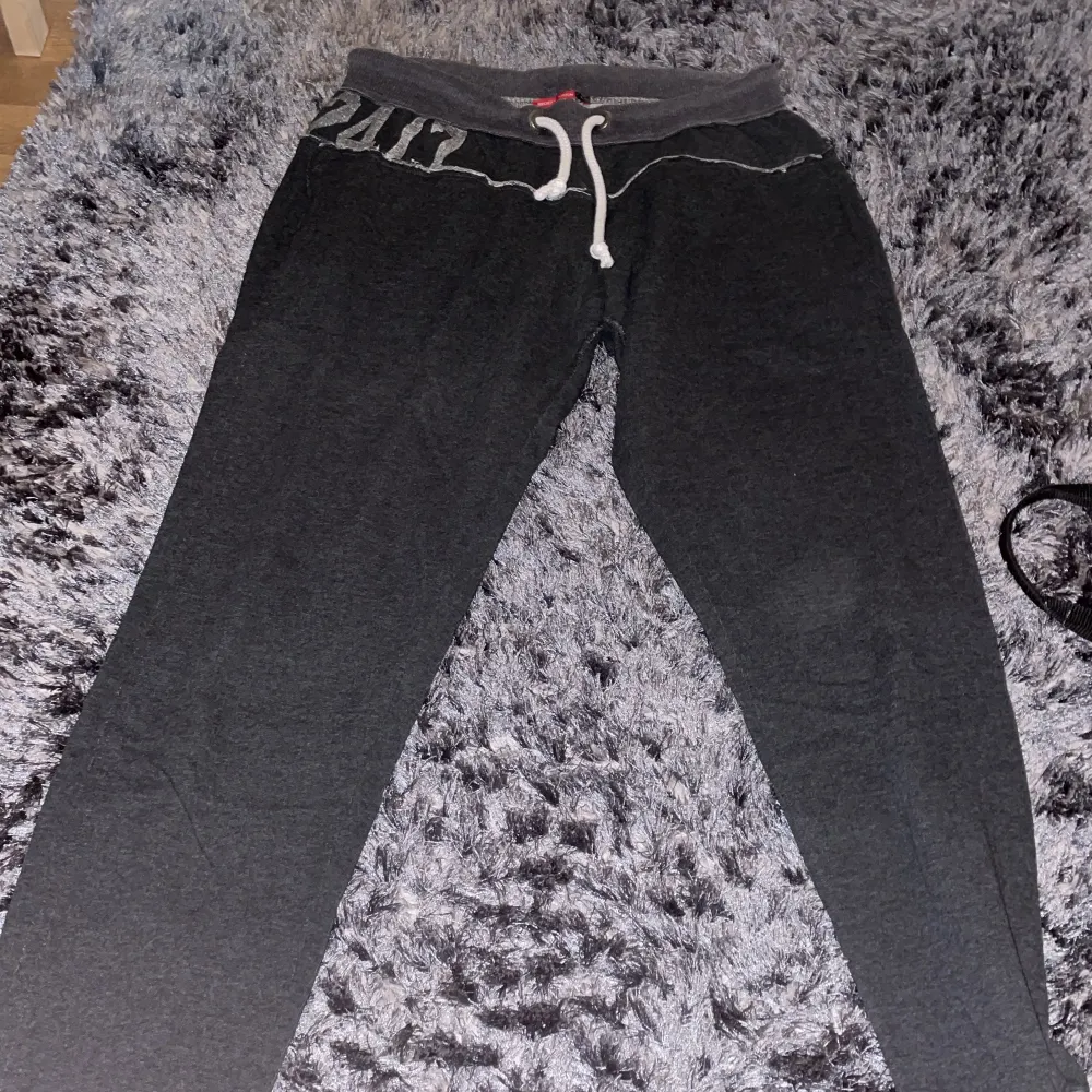 Mörk grå mjukis med vita bokstäver har använts ett par gånger ser ut som ny . Jeans & Byxor.