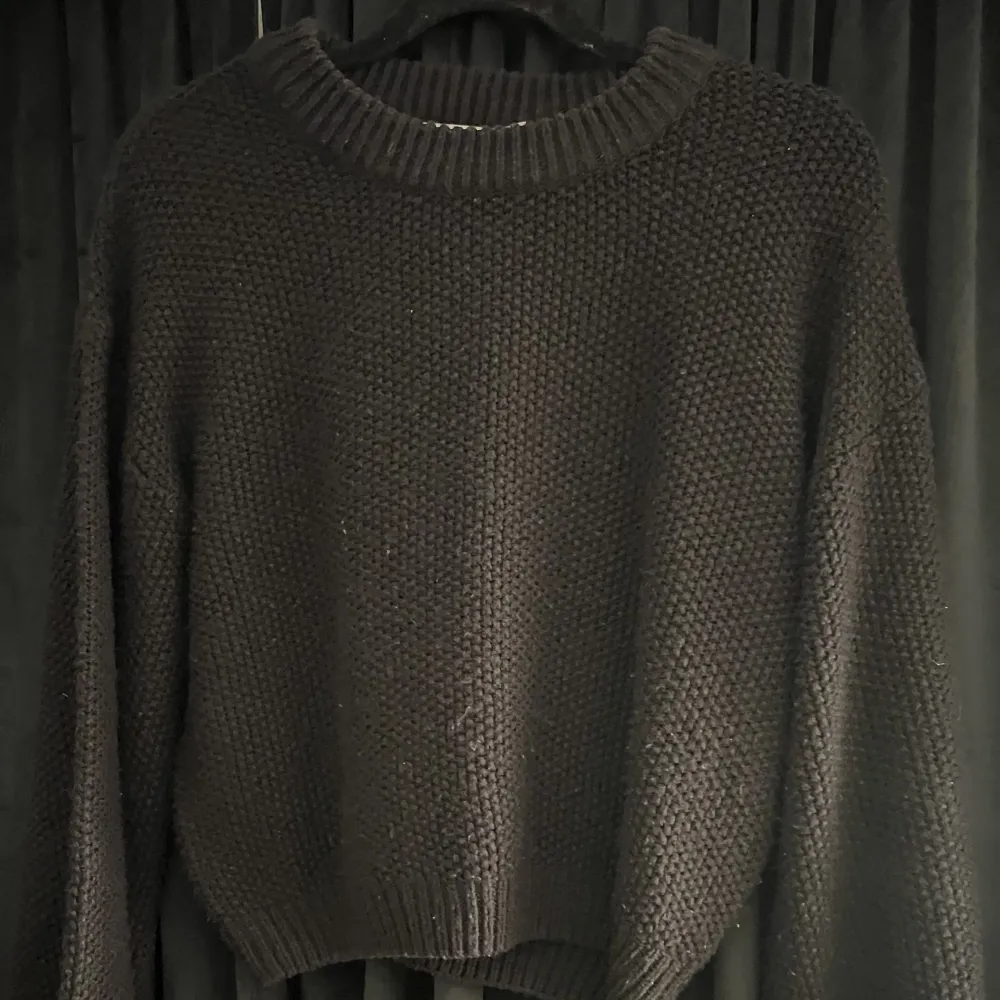 Säljer denna stickade tröja i färgen svart från NA-KD i storlek S för endast 79 kr. Använd fåtal gånger men ändå i bra skick💕. Stickat.