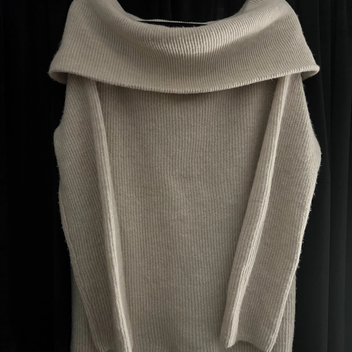 Off shoulder stickad tröja 