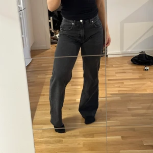 Zara jeans - Säljer helt nya zara jeans (uppsydda jag är 163cm lång) helt oanvända! 