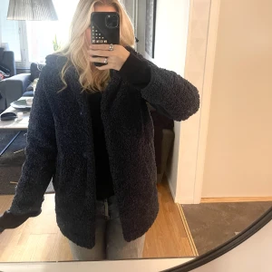 Teddy kappa - En Teddy kappa från zara kids, säljer pga för liten🤍 om du har xs-s kan du lätt ha den men den är i storlek 13-14 år  Pris kan diskuteras vid snabb affär🌟