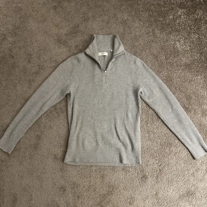 Grå Halfzip Jack&Jones - En ljusgrå halfzip ifrån Jack&Jones i storleken S. Väldigt bra skick 9/10 endast använd fåtal gånger.  Nypris 600 kr