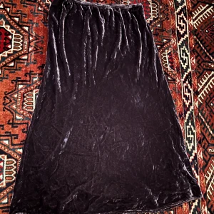 Långkjol sammet - Häxig mörklila långkjol i krossad sammet. Jättesnygg passform. Köpt second hand men bra skick. Skriv för fler bilder. Pris kan diskuteras. Köparen står för frakten men kan även mötas upp på Södermalm i Stockholm. 