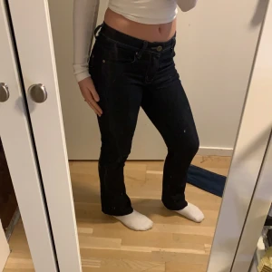 Mörkblåa bootcut jeans  - Säljer för att de inte kommer till användning, liye korta på mig som är 165! 