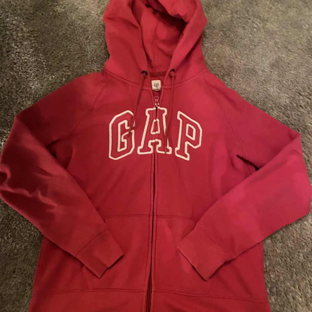 Säljer denna super snygga sip-up hoodien ifrån märket gap!❤️står storlek M men passar xs!!❤️❤️ Bra sick förutom lite nötningar men inget som märks!!❤️❤️. Hoodies.