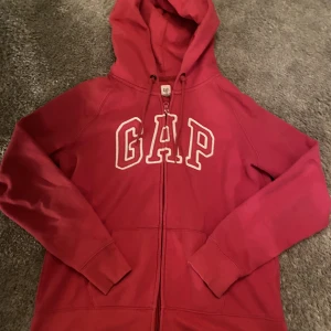 Gap hoodie  - Säljer denna super snygga sip-up hoodien ifrån märket gap!❤️står storlek M men passar xs!!❤️❤️ Bra sick förutom lite nötningar men inget som märks!!❤️❤️