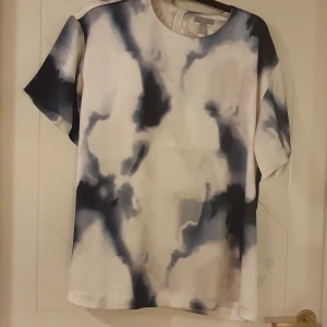 Blues - Len blues, känns som silke. Melerad. Från H&M.   Storlek L.  Rök- och djurfritt hem. 