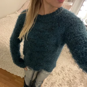 Supermysig stickad tröja - Säljer denna assnygga stickade tröja i sjukt najs färg och lurvigt material. storlek L men skulle säga att den passar xs-l beroende på hur man vill att den ska sitta🥰fri frakt denna vecka❤️‍🔥