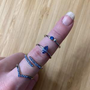 Jag säljer dessa ringar pga att jag inte använder dem man kan köpa styck kontakta bara mig då annars kan man köpa alla för 30kr. Priset kan diskuteras och man får gärna skicka prisförslag, det är silvriga ringar med blå stenar.