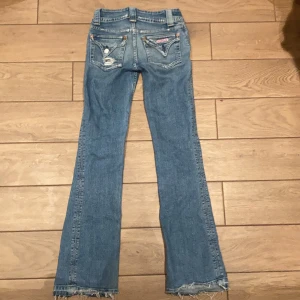 Lågmidjade bootcut jeans  - Hej! 😊här är ett par jätte snygga lågmidjade bootcut jeans som tyvärr blivit försmå för mig. Dom har tappat en knapp på en av bakfickorna men annars är dom i bra skick❤️