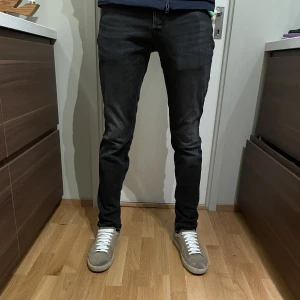 Jack and Jones jeans - Jack and Jones jeans i modellen Glenn slimfit. Nypris är 800kr och de är helt oanvända med tags och kvitto kvar. Storleken är 31/34 och modellen på bilden är 183 och väger 67kg
