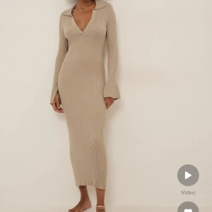 Stickad klänning - Säljer denna fina klänning från NA-KD. Helt ny endast testad storlen xs passar xs/s. Kostar 800 nypris mitt pris 350