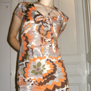 Blommig miniklänning - Jättesöt blommig miniklänning, bomull. Väldigt 60/70-tal. Perfekt som både uppklätt och vardagsplagg. Stl S men passar nog snarare XS. Bra skick. Skriv för mått. Priset kan diskuteras. Köparen står för frakten men kan även mötas upp på Söder i Stockholm