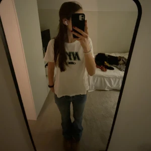 Nyc topp - Jättefin och trendig nyc t-shirt från Gina. Köpt på barn avdelningen och är i storlek xl men passar s och m. 