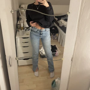 Jeans med slits - Finaste jeansen någonsin med slits på båda fötterna. Säljes pga flytt