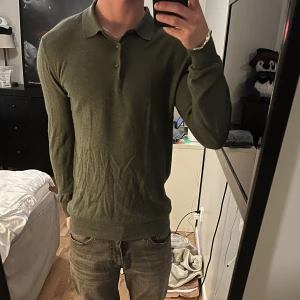 Långärmad piké från john Henric  - Säljer nu min långärmade piké från John Henric i storlek small. Använd ett fåtal gånger. Om du undrar något eller vill ha fler bilder är de bara o skicka ett meddelande.