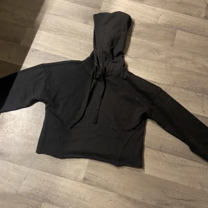 Huvtröja - Jättesnygg croppad huvtröja från lager 157, superskönt material inuti! 🩷
