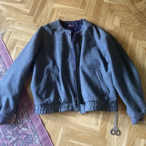 Åhlens bomberjacka - Vintage åhlens bomberjacka. Sååå snygg unik stylish och oversized!! Har ett hål och lite tecken på användning men utöver det bra skick. Passar bra med lager nu till vintern