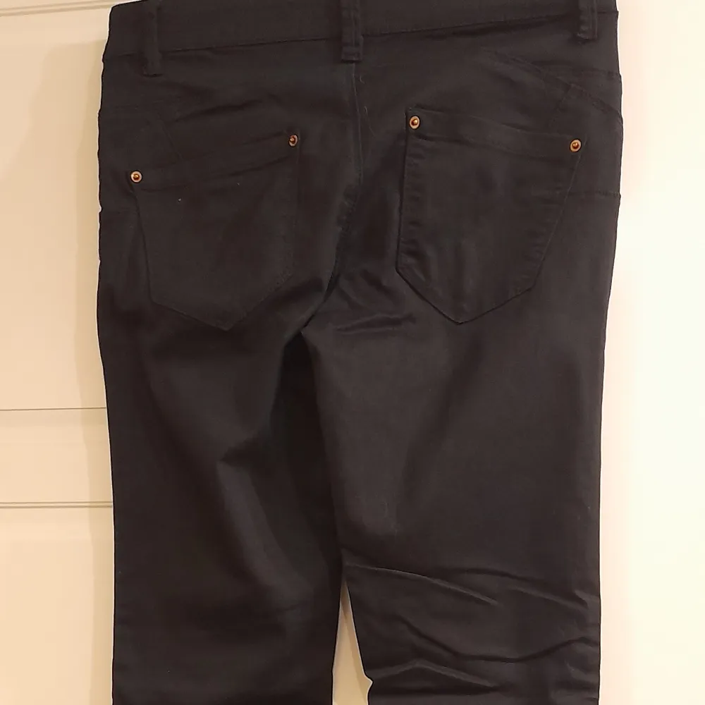 Svarta jeans i stretchmaterial Använd ett fåtal ggr. Jeans & Byxor.
