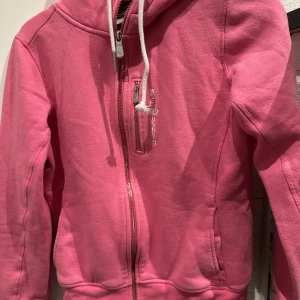 Sail racing kofta - Säljer min rosa vintage sail racing kofta. Storlek M men skulle säga att den sitter mer som en S! Säljer då den inte kommer till användning!