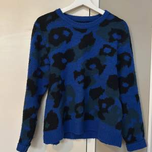 blå leopardmönstrad stickad tröja från new yorker, jättefint skick. den är i storlek xl men är liten i storleken så den sitter som en M.