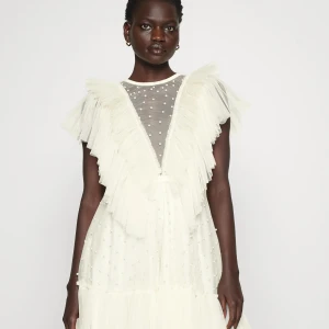 Ida Sjöstedt klänning - Säljer min studentklänning, använd en gång och i nyskick!💗