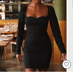 Klänning - Säljer denna klänning då de ej var min stil, bara provad🥰