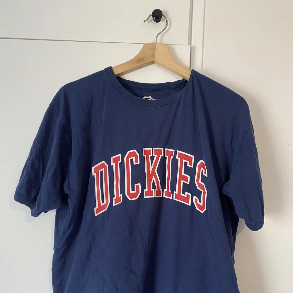 En Dickies t-shirt som ej kommer till användning. Använd ett par gånger men är i bra skick👍💗 (kunden betalar frakten). T-shirts.