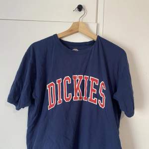 En Dickies t-shirt som ej kommer till användning. Använd ett par gånger men är i bra skick👍💗 (kunden betalar frakten)