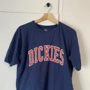 En Dickies t-shirt som ej kommer till användning. Använd ett par gånger men är i bra skick👍💗 (kunden betalar frakten)