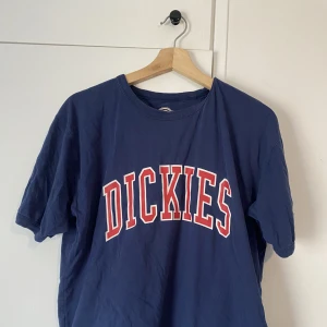 T-shirt - En Dickies t-shirt som ej kommer till användning. Använd ett par gånger men är i bra skick👍💗 (kunden betalar frakten)